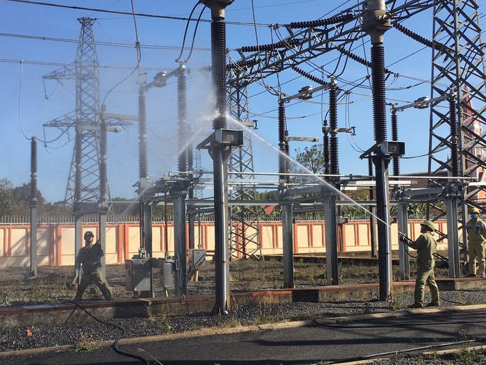 Công nhân vệ sinh các trạm biến áp. Ảnh: npt.com.vn Công nhân vệ sinh các trạm biến áp. Ảnh: npt.com.vn