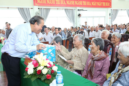 Phó Thủ tướng Trương Hòa Bình tặng quà cho các bà mẹ Việt Nam anh hùng. (Ảnh: VGP) Phó Thủ tướng Trương Hòa Bình tặng quà cho các bà mẹ Việt Nam anh hùng. (Ảnh: VGP)