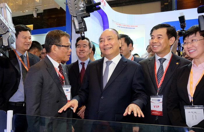 Thủ tướng thăm các gian hành tại triển lãm. (Ảnh: VGP) Thủ tướng thăm các gian hành tại triển lãm. (Ảnh: VGP)