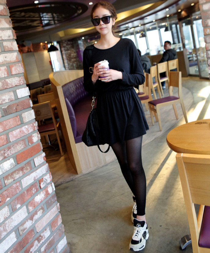 Kiểu váy này cũng có thể đi kèm giày thể thao khỏe khoắn để bạn dạo phố. Xem thêm: Bộ sưu tập váy xinh chào hè 2012 / Phong cách thờit trang Hồ Ngọc Hà Kiểu váy này cũng có thể đi kèm giày thể thao khỏe khoắn để bạn dạo phố. Xem thêm: Bộ sưu tập váy xinh chào hè 2012 / Phong cách thờit trang Hồ Ngọc Hà