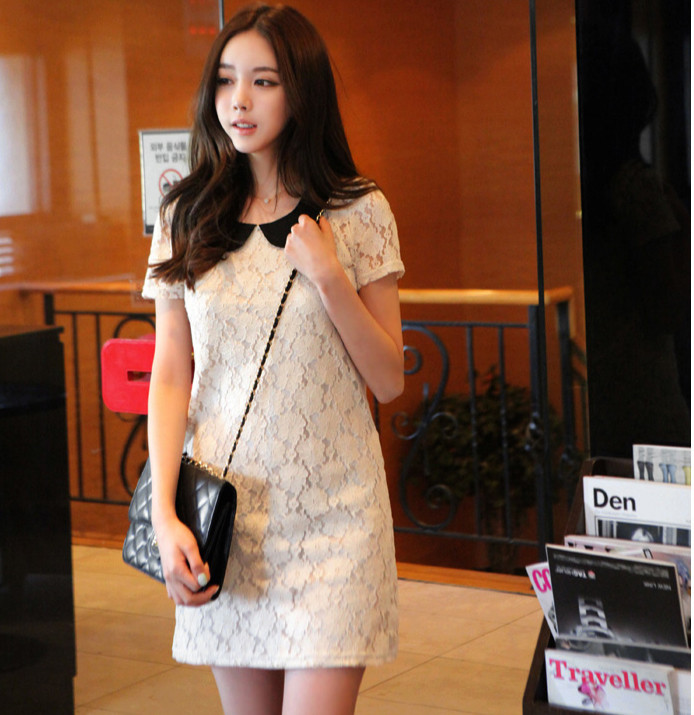 Váy chất liệu ren trắng với điểm nhấn ở cổ màu đen đã đủ làm cho cô nàng này nổi bật, xinh đẹp rồi. Xem thêm: Bộ sưu tập váy xinh chào hè 2012 / Phong cách thờit trang Hồ Ngọc Hà Váy chất liệu ren trắng với điểm nhấn ở cổ màu đen đã đủ làm cho cô nàng này nổi bật, xinh đẹp rồi. Xem thêm: Bộ sưu tập váy xinh chào hè 2012 / Phong cách thờit trang Hồ Ngọc Hà