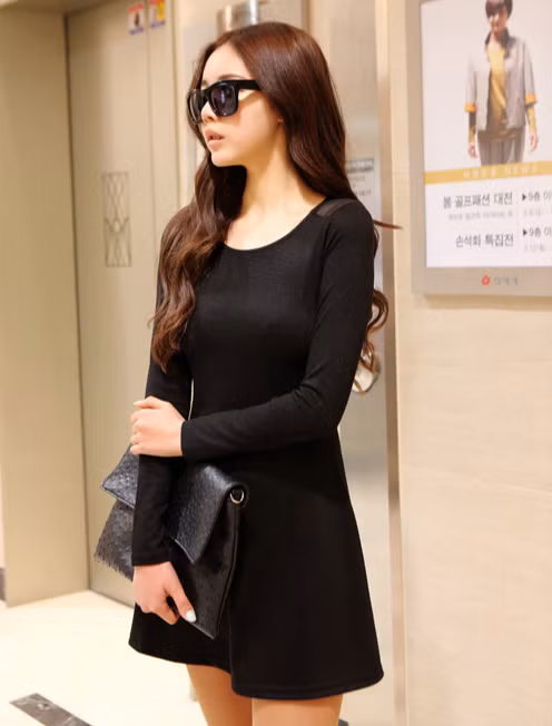 Kiểu váy chữ A thường thiên về một màu, tuy đơn giản nhưng cực tinh tế và bắt mắt. Xem thêm: Bộ sưu tập váy xinh chào hè 2012 / Phong cách thờit trang Hồ Ngọc Hà