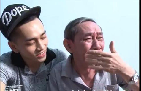 Ba Thịnh mắc phải căn bệnh tai biến não khiến ông bị liệt nửa người