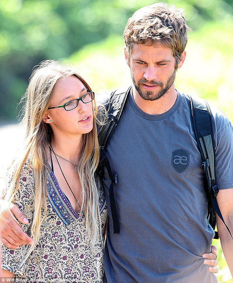 Paul và bạn gái kém anh 17 tuổi Paul và bạn gái kém anh 17 tuổi