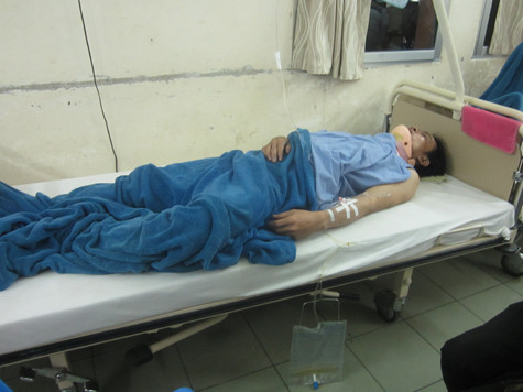 Nạn nhân Bùi Văn Hướng đang điều trị tại bệnh viện Nạn nhân Bùi Văn Hướng đang điều trị tại bệnh viện