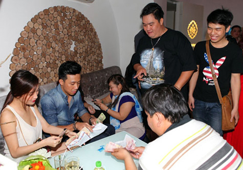 Hotgirl Mai Hồ mặc chiếc áo trễ nải bên Trấn Thành và một số nghệ sĩ trong chương trình từ thiện ủng hộ nghệ sĩ Hoàng Lan Hotgirl Mai Hồ mặc chiếc áo trễ nải bên Trấn Thành và một số nghệ sĩ trong chương trình từ thiện ủng hộ nghệ sĩ Hoàng Lan