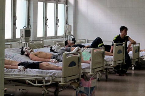 12 lính cứu hỏa và 3 người dân đã bị bỏng trong vụ hỏa hoạn. Nguyên nhân ban đầu được xác định là do trong khi tiếp nhiên liệu vào bể chứa lái xe bồn đã không có mặt khiến xăng rò rỉ chảy xuống rãnh nước, bắt vào bếp than tổ ong trước quán cơm và phát hỏa 12 lính cứu hỏa và 3 người dân đã bị bỏng trong vụ hỏa hoạn. Nguyên nhân ban đầu được xác định là do trong khi tiếp nhiên liệu vào bể chứa lái xe bồn đã không có mặt khiến xăng rò rỉ chảy xuống rãnh nước, bắt vào bếp than tổ ong trước quán cơm và phát hỏa