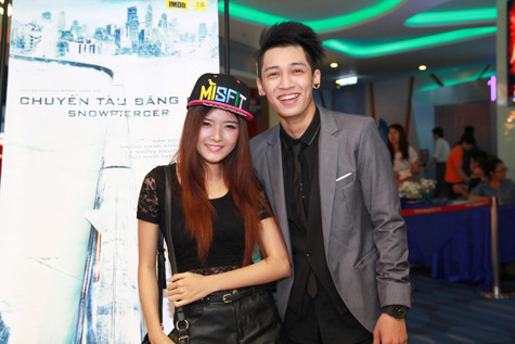 Cô vui vẻ và chụp hình chung cùng ca sĩ điển trai Tronie