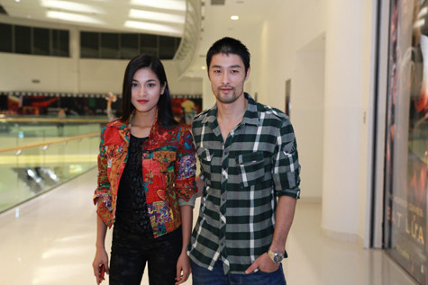 Cô đi cùng với người tình tin đồn Johnny Trí Nguyễn