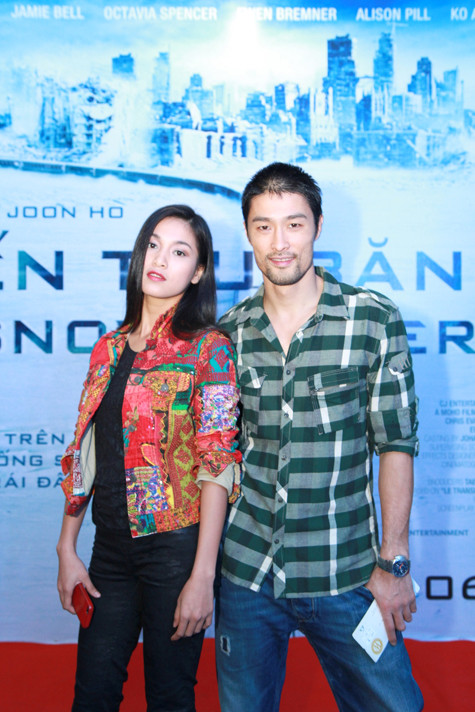 Trong buổi họp báo, Nhung Kate và Johnny Trí Nguyễn tỏ ra khá thân mật khi sánh bước cùng nhau