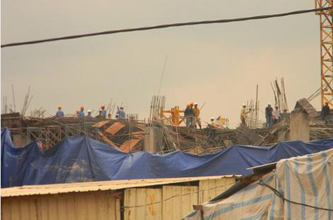 Hiện trường nơi công trình đang thi công bị sập Hiện trường nơi công trình đang thi công bị sập