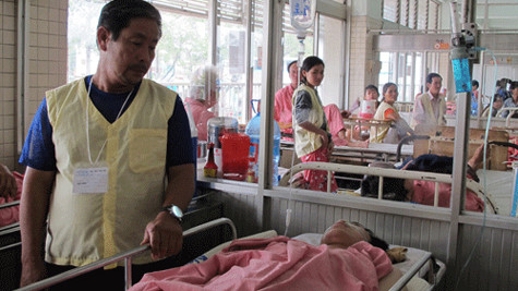 Một nạn nhân đang điều trị tại bệnh viện Một nạn nhân đang điều trị tại bệnh viện