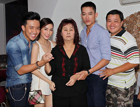 Mai Hồ, bạn gái Trấn Thành (giữa), sát cánh với bạn trai trong hậu trường đêm diễn. Mai Hồ, bạn gái Trấn Thành (giữa), sát cánh với bạn trai trong hậu trường đêm diễn.