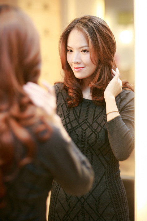 Dường như MC tỏ ra khá hài lòng với mái tóc của mình sau khi được hoàn thiện Dường như MC tỏ ra khá hài lòng với mái tóc của mình sau khi được hoàn thiện