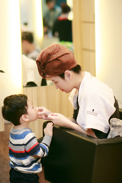 Ngoài vẻ điển trai dễ thương, Khải Minh còn sở hữu làn da trắng giống mẹ Đan Lê Ngoài vẻ điển trai dễ thương, Khải Minh còn sở hữu làn da trắng giống mẹ Đan Lê