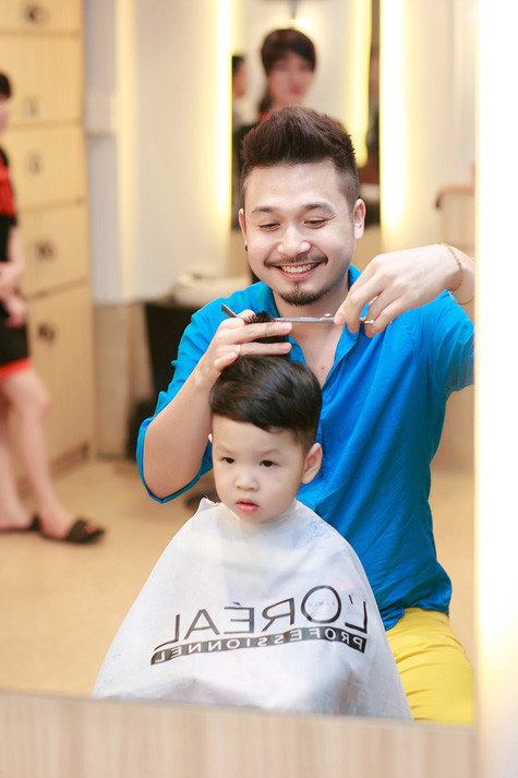 Người bạn thân của Đan Lê - Trương Quang Vinh cũng là chủ cửa hàng đã tự tay cắt cho Khải Minh. Anh từng đạt giải 3 trong cuộc thi tạo mẫu tóc quốc tế L’Oreal Colour Trophy lần đầu tiên tổ chức tại Việt Nam vào cuối năm 2009. Người bạn thân của Đan Lê - Trương Quang Vinh cũng là chủ cửa hàng đã tự tay cắt cho Khải Minh. Anh từng đạt giải 3 trong cuộc thi tạo mẫu tóc quốc tế L’Oreal Colour Trophy lần đầu tiên tổ chức tại Việt Nam vào cuối năm 2009.