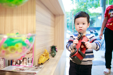 Cậu bé khá ngoan ngoãn, hiền lành Cậu bé khá ngoan ngoãn, hiền lành