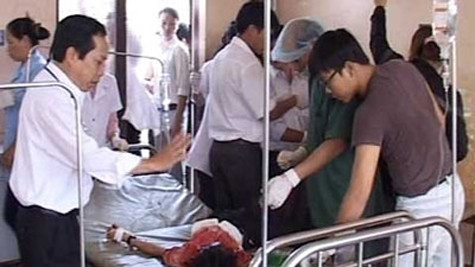 Các bác sĩ đang cấp cứu cho các nạn nhân. Các bác sĩ đang cấp cứu cho các nạn nhân.