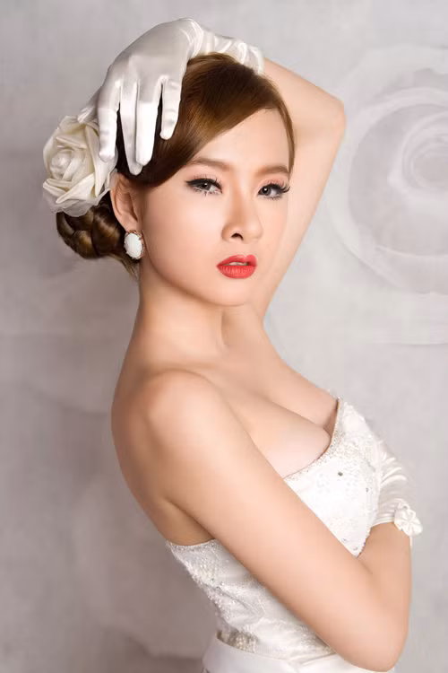 Trang phục của Angela Phương Trinh hầu hết để khoe vòng 1 nảy nở của người đẹp.