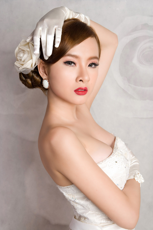 Trang phục của Angela Phương Trinh hầu hết để khoe vòng 1 nảy nở của người đẹp. Trang phục của Angela Phương Trinh hầu hết để khoe vòng 1 nảy nở của người đẹp.