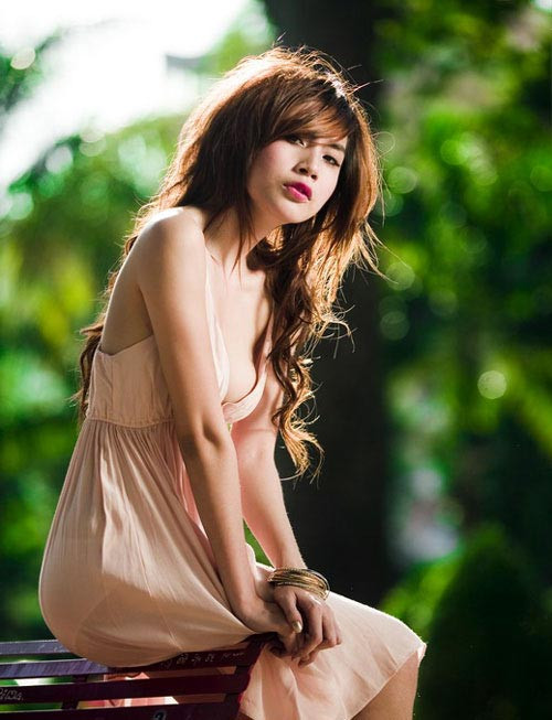 Ca sỹ Thủy Tiên đẹp lãng mạn và quyến rũ với bộ váy nhẹ nhàng màu nuy trong buổi nắng sớm ban mai.