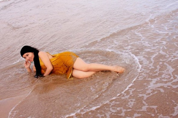 Mai Khôi với đôi chân "được làn da thì lại hỏng... dáng vóc" vì nó vừa ngắn, vừa mập mạp. Mai Khôi với đôi chân "được làn da thì lại hỏng... dáng vóc" vì nó vừa ngắn, vừa mập mạp.