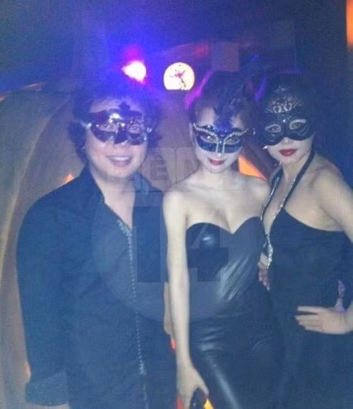 Không chỉ theo hình tượng sexy,cô còn lộ hình ảnh đi bar đêm với người tình trong bộ đồ không thể... nói thành lời.