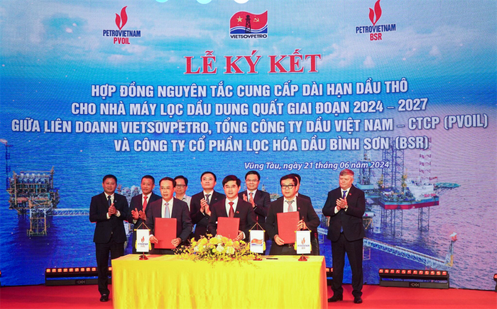 Vietsovpetro, PVOIL và BSR thực hiện ký kết Hợp đồng Nguyên tắc cung cấp dài hạn dầu thô Bạch Hổ và Bạch Hổ (mỏ Rồng) cho Nhà máy lọc dầu Dung Quất giai đoạn 2024 – 2027. Loc hoa dau Binh Son.jpg