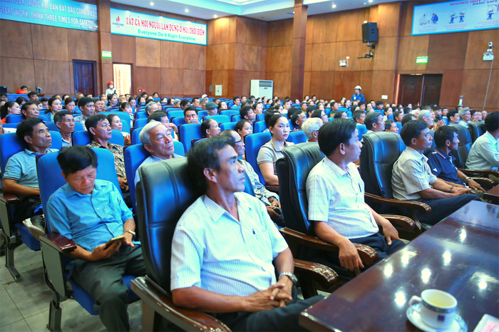 Chương trình giới thiệu công tác đảm bảo An ninh - An toàn - Môi trường - Phòng cháy chữa cháy tại Nhà máy Lọc dầu Dung Quất với sự tham gia của chính quyền địa phương và 200 bà con nhân dân tại hai xã Bình Trị và Bình Thuận (huyện Bình Sơn, tỉnh Quảng Ngãi). bao ve moi truong.jpg