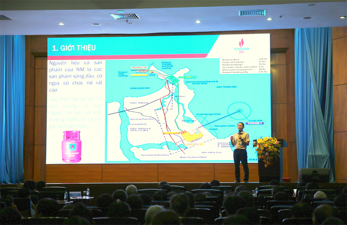 Trưởng ban An toàn môi trường BSR Nguyễn Quang Hưng giới thiệu công tác an toàn môi trường, phòng cháy chữa cháy đến bà con nhân dân. PCCC Nha may loc dau Dung Quat.jpg
