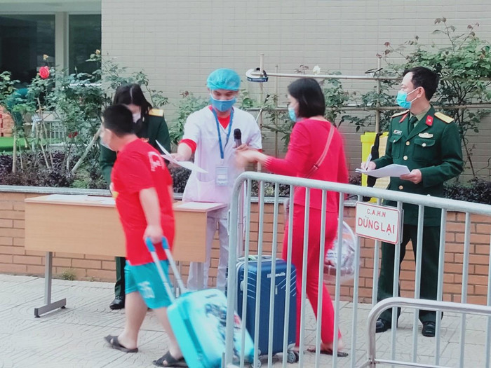 Các học sinh và phụ huynh được nhận giấy chứng nhận hết cách ly tại cổng trường. Ảnh: Phụ huynh Cao Văn Sáng cung cấp Các học sinh và phụ huynh được nhận giấy chứng nhận hết cách ly tại cổng trường. Ảnh: Phụ huynh Cao Văn Sáng cung cấp