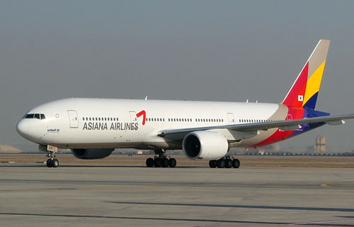 2. Asiana Airlines Được thành lập năm 1988 và có trụ sở tại Seoul, hãng hiện là một trong 7 hãng hàng không 5 sao trên thế giới theo tiêu chuẩn của Skytrax. Với quy mô tương đối nhỏ, Asiana Airlines thường cung cấp những dịch vụ độc nhất vô nhị như phòng đợi dành riêng cho khách khuyết tật, biểu diễn ảo thuật hay lễ hội hóa trang trên các chuyến bay.