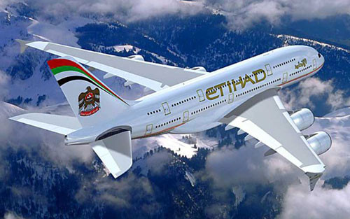 6. Etihad Airways Thành lập năm 2003, Etihad Airways là hãng hàng không có tốc độ phát triển nhanh nhất thế giới. Tại khoang hạng nhất, Etihad Airways cung cấp loại ghế ngồi có thể ngả thành giường với hệ thống massage tự động. Ghế ngồi của khoang này được bọc cùng loại da dùng trong xe hơi Ferrari. Hành khách bay hạng nhất và hạng thương gia của hãng cũng được hưởng dịch vụ xe hơi miễn phí tại nhiều quốc gia trên thế giới.