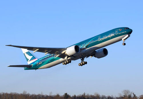 4. Cathay Pacific Airways Hãng hàng không này được thành lập vào ngày 24/12/1946 bởi một người Mỹ tên Roy C.Farrell và một người Australia , đăt trụ sở tại Hong Kong. “Cathay” là cái tên mà người phương tây dùng để gọi Trung Quốc và "Pacific" thể hiện ước mơ của Farrell là một ngày nào đó họ có thể bay xuyên qua Thái Bình Dương. Năm 1998, Cathay Pacific đã ghi danh vào lịch sử ngành hàng không khi khai thác chuyến bay thẳng đầu tiên trên thế giới từ New York qua Bắc Cực tới Hong Kong.