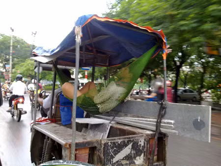 Tranh thủ ngả lưng khi xe di chuyển.