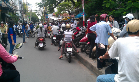 Trong khi các bạn tích cực điều khiển giao thông tại các điểm thi thì có không ít bậc phụ huynh cố ý đậu xe lấn chiếm lòng đường, gây cản trở giao thông và làm khó khăn cho sinh viên. Ảnh: Nguyễn Thành Đạt. Trong khi các bạn tích cực điều khiển giao thông tại các điểm thi thì có không ít bậc phụ huynh cố ý đậu xe lấn chiếm lòng đường, gây cản trở giao thông và làm khó khăn cho sinh viên. Ảnh: Nguyễn Thành Đạt.