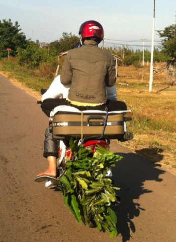 Ngồi khoanh chân trên chiếc vali. Bức ảnh được chụp tại quốc lộ 1A thuộc địa phận Chợ Lầu, tỉnh Bình Thuận. Ảnh: Nguyễn Vũ Nhật Tân. Ngồi khoanh chân trên chiếc vali. Bức ảnh được chụp tại quốc lộ 1A thuộc địa phận Chợ Lầu, tỉnh Bình Thuận. Ảnh: Nguyễn Vũ Nhật Tân.