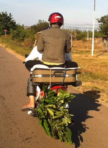 Ngồi khoanh chân trên chiếc vali. Bức ảnh được chụp tại quốc lộ 1A thuộc địa phận Chợ Lầu, tỉnh Bình Thuận. Ảnh: Nguyễn Vũ Nhật Tân.