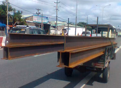 Chở, kéo hàng cồng kềnh. Ảnh: Ho Hao Hon.