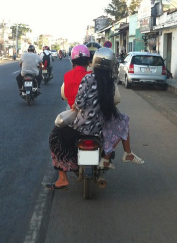 Mỗi người một bên. Bức ảnh được chụp tại quốc lộ 1A thuộc địa phận Chợ Lầu, tỉnh Bình Thuận. Ảnh: Nguyễn Vũ Nhật Tân. Mỗi người một bên. Bức ảnh được chụp tại quốc lộ 1A thuộc địa phận Chợ Lầu, tỉnh Bình Thuận. Ảnh: Nguyễn Vũ Nhật Tân.