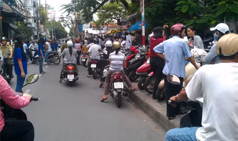 Trong khi các bạn tích cực điều khiển giao thông tại các điểm thi thì có không ít bậc phụ huynh cố ý đậu xe lấn chiếm lòng đường, gây cản trở giao thông và làm khó khăn cho sinh viên. Ảnh: Nguyễn Thành Đạt.