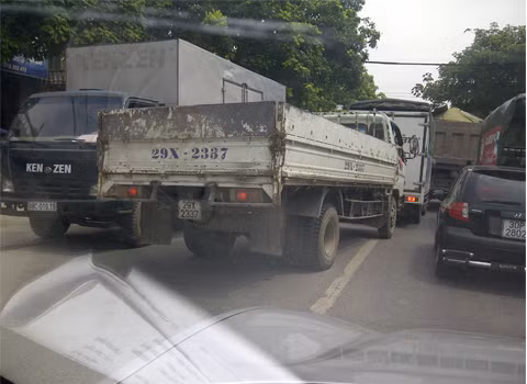 Dải phân cách chia làn giao thông chẳng có ý nghĩa gì cả. Chụp tại huyện Đông Anh, Hà Nội. Ảnh: Tiến.