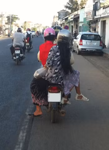 Mỗi người một bên. Bức ảnh được chụp tại quốc lộ 1A thuộc địa phận Chợ Lầu, tỉnh Bình Thuận. Ảnh: Nguyễn Vũ Nhật Tân.