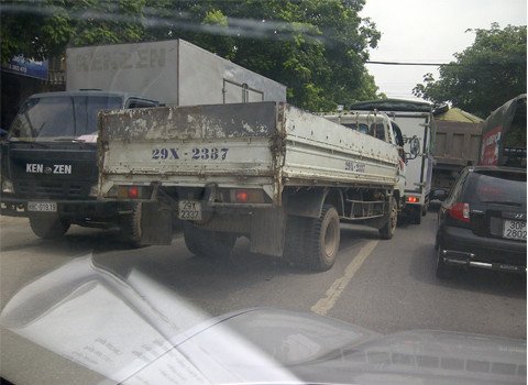 Dải phân cách chia làn giao thông chẳng có ý nghĩa gì cả. Chụp tại huyện Đông Anh, Hà Nội. Ảnh: Tiến. Dải phân cách chia làn giao thông chẳng có ý nghĩa gì cả. Chụp tại huyện Đông Anh, Hà Nội. Ảnh: Tiến.