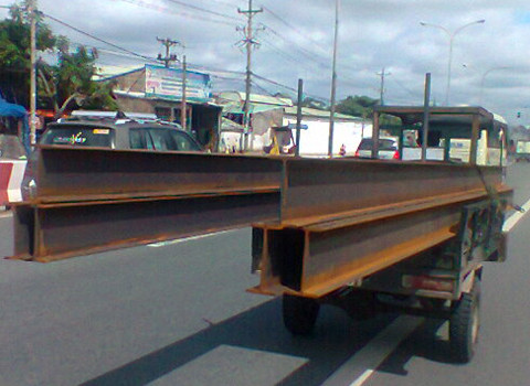 Chở, kéo hàng cồng kềnh. Ảnh: Ho Hao Hon. Chở, kéo hàng cồng kềnh. Ảnh: Ho Hao Hon.