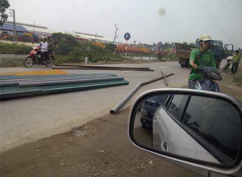 Đường là công trường, trước trụ sở Công an thị trấn Đông Anh, Hà Nội. Ảnh: Tiến. Đường là công trường, trước trụ sở Công an thị trấn Đông Anh, Hà Nội. Ảnh: Tiến.