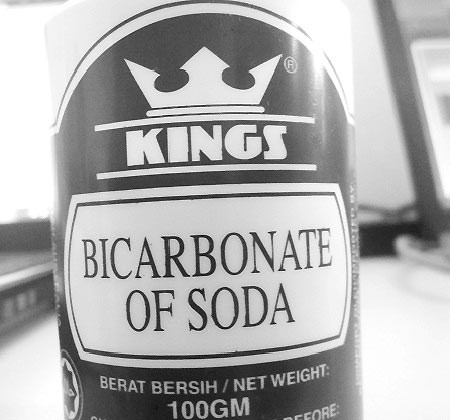 Một hộp chất tạo màu cực độc hàng Trung Quốc đội mác Thái Lan mà bà P. quảng cáo.