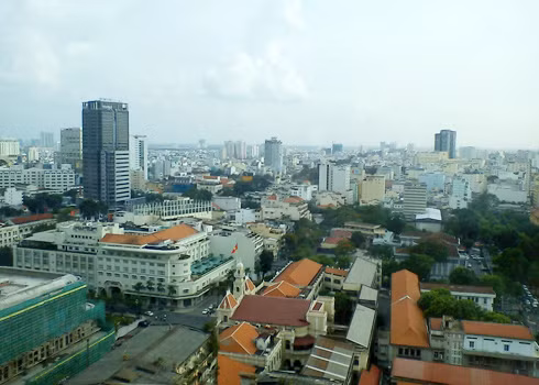 Bất động sản lao dốc, giảm giá nhiều phân khúc là cơ hội để nhiều người săn lùng nhà đất giá rẻ. Ảnh: Vũ Lê.