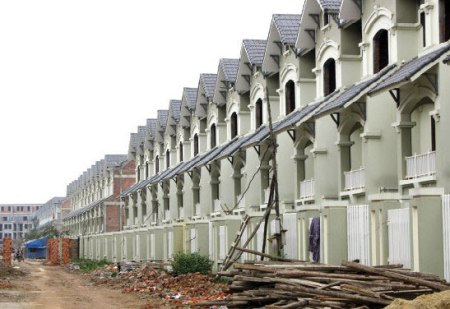 Nhiều ngôi nhà bỏ hoang cỏ dại mọc ngút đầu người. Nhiều ngôi nhà bỏ hoang cỏ dại mọc ngút đầu người.