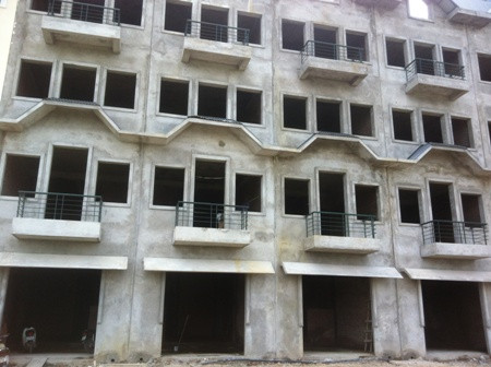 ... nhưng hạ tầng vẫn ngổn ngang, bẩn thỉu. ... nhưng hạ tầng vẫn ngổn ngang, bẩn thỉu.